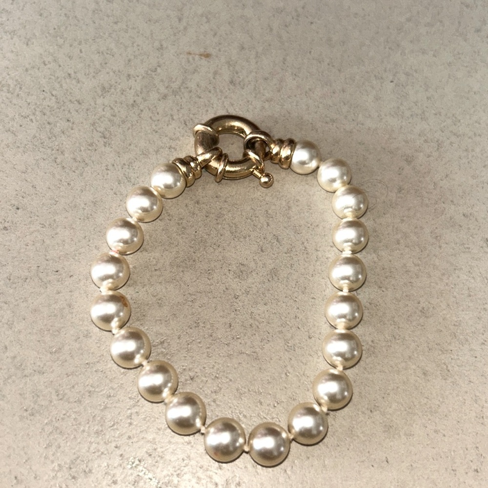 Very nice pearl like bracelet with gold toned metal accents